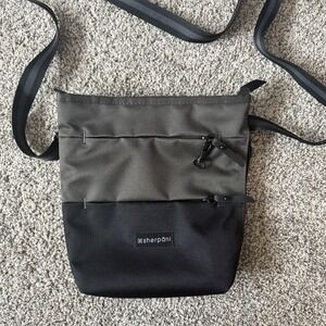 Sherpani Sadie Crossbody Bag Purse Adjustable Multi Zipper Pockets Black Green